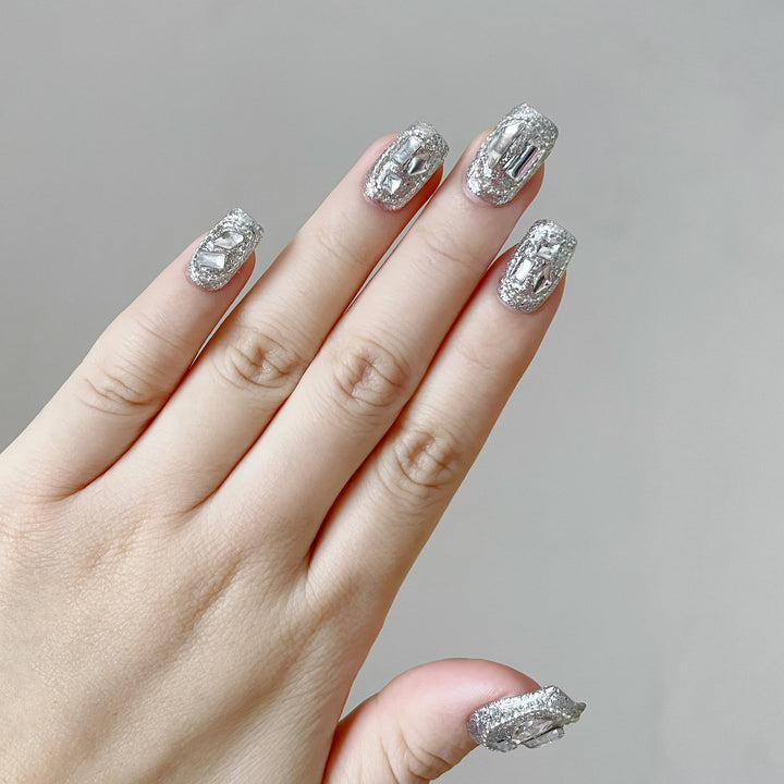 Jurika Maison chrome nails