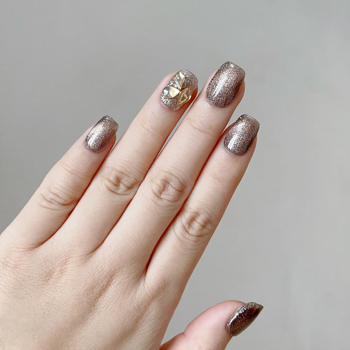 Jurika Maison classy cat eye nails