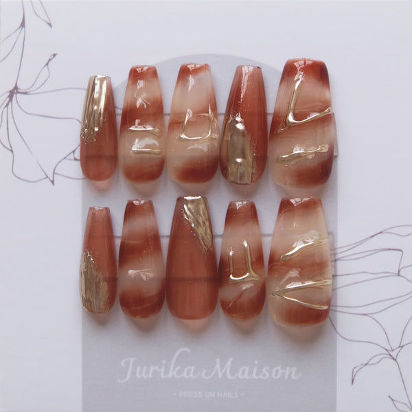 Jurika Maison long caramel and gold press on nails