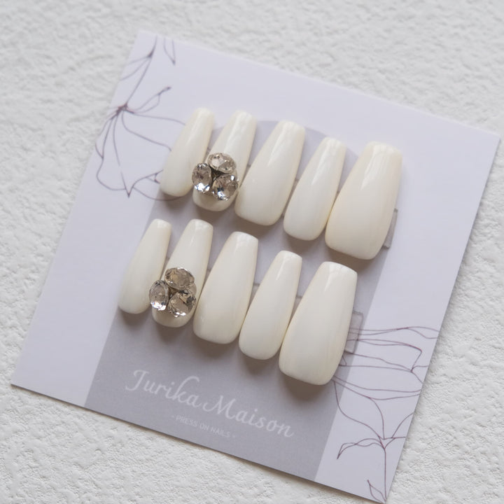 Jurika Maison solid white color minimalist press on nails