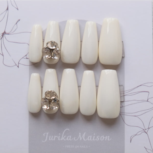 Jurika Maison solid white color minimalist press on nails